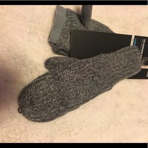 New with tags UA around town mittens